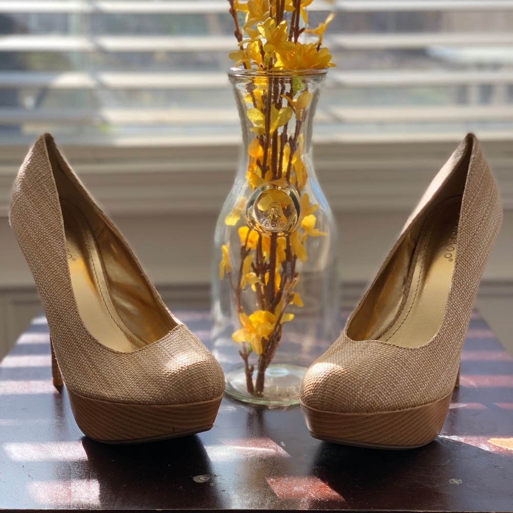 NEW/ NEVER WORN Bamboo Textured Pump (size 9)